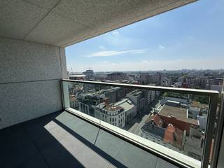 Quares - Group TREVI presenteert:<br />Welkom in de iconische Antwerp Tower. Dit stijlvolle 1-slaapkamerappartement op de 12e verdieping biedt een fenomenaal uitzicht over de stad en combineert comfortabel wonen met een centrale toplocatie in het hart van Antwerpen.<br /><br />Dankzij de grote raampartijen geniet u dagelijks van een indrukwekkend panorama en een overvloed aan natuurlijk licht. De doordachte indeling zorgt voor een aangename woonbeleving, met een lichtrijke leefruimte, een comfortabele slaapkamer en alle voorzieningen binnen handbereik.<br /><br />Het gebouw beschikt bovendien over een conciërgebalie, wat zorgt voor extra comfort, veiligheid en een professionele ontvangst van bewoners en bezoekers.<br /><br />Een ondergrondse parkeerplaats dient verplicht bijgehuurd te worden aan €150 per maand, zodat u steeds verzekerd bent van een vlotte parkeeroplossing in het stadscentrum.<br /><br />Maandelijkse vaste kosten: €150.<br /><br />Een unieke woonkans voor wie op zoek is naar een instapklaar appartement met één slaapkamer, een uitzonderlijk uitzicht en het bruisende stadsleven letterlijk aan zijn voeten.