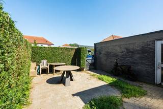 <p>Te koop: halfopen woning in De Leksstraat, Baasrode, gelegen in een rustige, kindvriendelijke buurt nabij scholen, station, openbaar vervoer en winkels.</p>
<p>Deze woning uit 1952 biedt ruime kamers en een praktische indeling. De ligging in de woonkern zorgt voor een aangename leefomgeving, terwijl de bijhorende garage het parkeren eenvoudig maakt. De grote tuin van 150 m² is ideaal voor ontspanning of spelende kinderen.</p>
<p>Belangrijkste ruimtes:<br />• Ruime living (34 m²) met veel lichtinval<br />• Keuken (15 m²) met dubbele spoelbak, vaatwasser, koelkast, oven, inductiekookplaat en ingemaakte kasten<br />• Drie slaapkamers (9 m², 12 m² en 16 m²)<br />• Badkamer (7 m²) met ligbad, toilet, wastafel in meubel en ventilatiesysteem<br />• Dressing (3 m²)<br />• Berging (6 m²)<br />• Kelder (14 m²)<br />• Garage (15 m²) met automatische poort en verlichting<br />• Tuin (150 m²)</p>
<p>Troeven:<br />• Rustige, kindvriendelijke buurt dichtbij scholen, station, openbaar vervoer en winkels<br />• Ruime kamers voor optimaal wooncomfort<br />• Bijhorende garage, geen parkeerstress</p>
<p>Neem vandaag nog contact op met je ERA-makelaar voor een bezoek. JOUW DROOMHUIS. ZO GEVONDEN!</p>