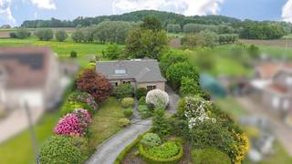 In de schaduw van het Raspaillebos bevindt zich deze op te frissen bungalowwoning met potentieel.<br /><br />De woning beschikt over een centrale inkomhal met gastentoilet, een ruime en lichtrijke leefruimte en een afzonderlijke keuken. Verder zijn er 3 slaapkamers, een badkamer en een stookplaats/wasplaats.<br /><br />Buiten geniet u van zowel een voor- als achtertuin, ideaal voor wie houdt van ruimte en groen.<br />Eveneens afzonderlijke garage aanwezig.<br /><br />Mits enige opfrissingswerken maakt u hiervan de ideale woning: rustig gelegen én met tal van mogelijkheden.
