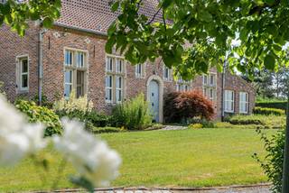 Een unieke eigendom waar ruimte, rust en natuur samenkomen.<br /><br />Verscholen in het groen, op een prachtig perceel van maar liefst 6.671 m², bevindt zich deze uitzonderlijk charmante woning. Van zodra u de oprijlaan oprijdt, ervaart u een gevoel van rust en privacy. De volwassen bomen, de verzorgde tuin en het indrukwekkende vergezicht creëren een sfeer die elke dag opnieuw aanvoelt als vakantie.<br /><br />Vanop het perceel geniet u van een adembenemend panoramisch uitzicht over het glooiende Hageland, met op heldere dagen een zicht tot in Brussel. Een zeldzame combinatie van landelijke sereniteit en strategische bereikbaarheid.<br /><br />Deze oerdegelijk gebouwde woning biedt een solide basis en een stijlvolle architectuur.<br /><br />De woning is steeds met zorg onderhouden en biedt alle troeven om onmiddellijk te bewonen of verder naar eigen smaak te moderniseren.<br /><br />Buitenleven<br /><br />Het uitzonderlijk ruime domein vormt een groene oase met statige bomen, uitgestrekte gazons en een prachtige oprijlaan. Dankzij de natuurlijke omkadering geniet u van maximale privacy zonder geïsoleerd te wonen.<br /><br />Deze eigendom is ideaal voor wie droomt van:<br /><br />landelijk wonen in alle rust<br />een combinatie van wonen en werken<br />een praktijk of zelfstandige activiteit aan huis<br />een gezin dat ruimte en natuur belangrijk vindt<br />liefhebbers van tuinieren, dieren of buitenleven<br /><br />Elke hoek van het perceel straalt rust uit. Het uitzicht over de omliggende velden en bossen zorgt het hele jaar door voor een uitzonderlijke woonbeleving.<br /><br />Ligging<br /><br />De Wijngaardstraat behoort tot de meest gegeerde landelijke locaties van Tielt-Winge. De woning bevindt zich in het hart van het prachtige Hageland, een streek die bekendstaat om haar glooiende landschappen, uitgestrekte bossen, wandel- en fietsroutes en talrijke wijngaarden.<br /><br />Ondanks de uiterst rustige ligging bevinden winkels, scholen, horeca en sportvoorzieningen zich op slechts enkele minuten rijden. Ook de verbindingen naar Leuven, Aarschot, Diest en de E314 zijn uitstekend, waardoor u geniet van een perfecte balans tussen natuur en bereikbaarheid.<br /><br />Wie houdt van wandelen, fietsen of simpelweg genieten van een groene omgeving, vindt hier een unieke woonlocatie waar elke dag voelt als ontsnappen aan de drukte.<br /><br />Troeven<br />Perceel van 6.671 m²<br />Fantastisch vergezicht tot in Brussel<br />Strategisch gelegen op slechts 20 kilometer van UZ Leuven <br />Zeer rustige en groene ligging<br />Volwassen parkachtige tuin<br />Oerdegelijke constructie<br />3 slaapkamers<br />2 badkamers<br />Volledig onderkelderd<br />Grote opslagruimte<br />Ideaal voor wonen, werken of een combinatie van beide<br />Instant vakantiegevoel, elke dag opnieuw<br /><br />Een eigendom die zelden op de markt komt. Een unieke kans voor wie op zoek is naar ruimte, privacy, karakter en een uitzonderlijke ligging in één van de mooiste regio's van het Hageland.
