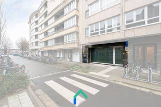 Ligging<br />Op slechts 250 meter van station Gent Sint-Pieters bevindt zich deze polyvalente kantoor- of winkelruimte met achterliggend gelijkvloers appartement. Dankzij de uitstekende ligging geniet het pand van een sterke visibiliteit en een vlotte bereikbaarheid met het openbaar vervoer. In de straat zijn er ruime mogelijkheden voor het stallen van fietsen en het parkeren van wagens. Bovendien beschikt het gebouw achteraan over een optioneel aan te kopen privé parkeerplaats voor het appartement.<br /><br />Indeling<br />Dit handelspand is bijzonder goed zichtbaar dankzij de grote vitrine en de rechtstreekse toegang vanaf de straat. Binnen beschikt u over een ruimte van circa 25 m², ideaal voor vrije beroepen, kleine kantoren of een gezellige winkel. De ruime hal vormt de verbinding tussen de professionele ruimte en het appartement. Hier bevinden zich ook een apart toilet en een gerenoveerde badkamer met douche, lavabo en handdoekradiator. Achteraan bevindt zich een ruime en lichtrijke woonkamer. Deze sluit enerzijds aan op de keuken, die uitkijkt op de binnenkoer, en anderzijds op de twee slaapkamers.<br /><br />Via de inkomhal zijn bovendien twee privatieve kelders toegankelijk, samen goed voor maar liefst 37,6 m² aan extra berg- en/of archiefruimte.<br /><br />Varia<br />Zowel de handelsruimte als het appartement bieden tal van mogelijkheden en zijn instapklaar. Op termijn is er nog ruimte voor optimalisaties, wat zich vertaalt in een EPC-label D. De ramen zijn reeds uitgerust met dubbel hoogrendementsglas en het platte dak boven de keuken werd recent geïsoleerd. De verwarming gebeurt op aardgas via een collectieve condensatieketel. Daarnaast is er een gemeenschappelijke fietsenberging aanwezig.<br />Mogelijkheid om een privé parkeerplaats optioneel aan te kopen. <br /><br />Troeven<br />* Polyvalente kantoor- of handelsruimte op toplocatie<br />* Instapklaar<br />* Grote vitrine voor maximale zichtbaarheid<br />* Optioneel aan te kopen privé parkeerplaats<br /><br />Benieuwd naar deze opportuniteit? Neem snel contact op met Ian voor een bezoek ter plaatse.<br />📞 0469 44 27 58<br />📧 ian@gentill.be