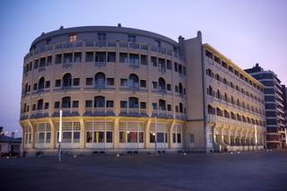 Ce bâtiment nostalgique, offrant une vue unique sur la mer, est un bien exclusif qui vous propose le luxe au sein de l’emblématique Grand...