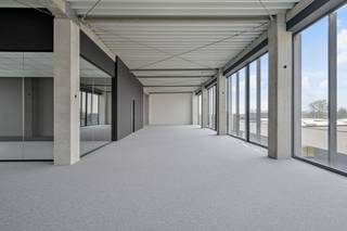 Nieuwbouw kantoorruimte met een oppervlakte van 329 m² met een privatief, zonnig terras van 90 m² en 8 privatieve parkeerplaatsen te huur (en...