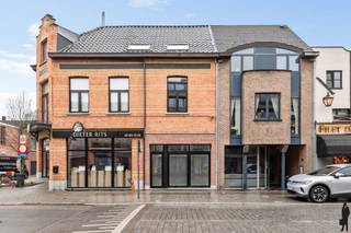 <strong>Energiezuinig appartement met 3 ruime slaapkamers en terras pal in het centrum van Edegem</strong><br /><br />Dit net gerenoveerde duplexappartement is ideaal gelegen in het centrum van Edegem. Het beschikt over drie ruime slaapkamers en biedt dankzij de duplexindeling een aangename en praktische indeling. De mooie afwerkingsgraad zorgt voor een moderne en stijlvolle uitstraling. Bovendien kan u heerlijk genieten van het gezellige terras, perfect om tot rust te komen in een centrale maar aangename omgeving.<br /><br /><strong>Algemeen:</strong><br />- Bewoonbare oppervlakte: ca. 126 m² + terras 7 m²<br />- Gunstig EPC met A score<br />- Optimale lichtinval<br />- Leefkeuken met toegang tot het terras <br />- 3 ruime slaapkamers <br />- Badkamer met inloopdouche<br />- Beschikbaarheid: onmiddellijk<br />- Geen gemeenschappelijke kosten <br /><br /><strong>Onmiddellijke omgeving:</strong><br />- Zeer vlotte bereikbaarheid naar Antwerpen en Brussel (E19)<br />- Scholen, winkels, openbaar vervoer op fiets- en wandelafstand<br />- Pal in het centrum van Edegem<br />- Op wandelafstand van park Hof ter Linden<br /><br /><strong>Technische kenmerken/renovaties:</strong><br />- Renovatiejaar: 2025<br />- EK conform; ventilatie type D<br />- Parketvloeren in het gehele appartement<br />- Individuele meters voor water, gas en elektriciteit<br /><br /><strong>Indeling:</strong><br />- Inkomhal met toegang naar de bergruimte met voorzieningen WM/DK<br />- 3 ruime slaapkamers<br />- Leefkeuken met toegang tot het terras<br />- Badkamer met enkele lavabo, toilet en inloopdouche <br />- Leefruimte met optimale lichtinval <br /><br />Voor meer informatie kan u terecht op www.deboerenpartners.be.