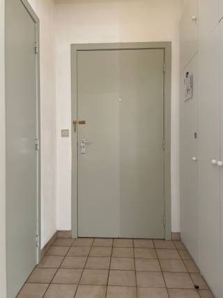 Instapklare assistentieflat met een bewoonbare oppervlakte van 75m², gelegen in de gerenommeerde residentie 'Hof Van Villers" te Mechelen.<br />Residentie "Hof Van Villers" biedt aangenaam en comfortabel wonen voor senioren, zonder in te boeten aan de beleving van de Mechelse binnenstad.<br />Minimum leeftijdsgrens voor bewoners is 60 jaar.<br />Dit aangenaam appartement is rustig gelegen op de 1e verdieping en omvat een inkomhal met vestiaire en berging, ruime leefruimte op parketvloer met mooi uitzicht op het binnenplein van de residentie, open (maar ook afsluitbare) keuken met alle comfort, ruime bijkeuken/berging met aansluiting voor wasmachine en (condens)droogkast, 1 slaapkamer met een annex badkamer voorzien van een douchecabine, lavabomeubel en toilet. Er is tevens nog een 2e badkamer aanwezig met een lavabomeubel en toilet.<br />Zeer energiezuinig: EPC-score = 82 kWh / (m² jaar) of LABEL A<br />Onmiddellijk beschikbaar.<br />Huurprijs: 31,66€/dag<br />Deelname in de organisatiekost (18,45€/dag/flat) en zorgkost (6,23€/dag/persoon) van de residentie wordt apart verrekend door de residentie zelf. Binnen het "Hof Van Villers" beschikt men tevens nog over een waaier van aanvullende diensten waarvan de bewoners, indien gewenst, gebruik kunnen maken.<br />Voor meer info over deze flat of een bezoek ter plaatse, contacteer ons kantoor via Anne Raets 0471/57.12.13 of info@buro14.be.