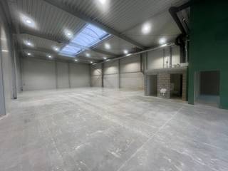 <p><span>De nieuwe bedrijvencampus <strong>"MIJNPARK"</strong> is gelegen op het industrieterrein Centrum-Zuid vlakbij de op- en afrit 29 van de E314 (Aken - Heerlen - Brussel), in het hart van Limburg.<br /><br />Op dit voormalig mijnterrein worden <strong>30</strong> duurzame en kwalitatieve KMO-units/showrooms/kantoren gebouwd met het oog op energie-efficiëntie. </span><span>Een combinatie van polyvalente en compacte panden zorgt voor een verscheidenheid aan oppervlaktes, gaande <strong>van 150m² tot 1900m²</strong>. <br /></span><br />Duurzaamheid staat centraal op deze bedrijvencampus. Duurzaamheid in de realiteit brengen is een complex verhaal, dat je niet met één modewoord kan vatten. <span>Om de ambitie van de ontwikkelaar kracht bij te zetten, zullen de gebouwen van de Mijnpark Bedrijvencampus </span><strong>BREEAM-gecertificeerd</strong><span> zijn. Dit internationaal systeem meet, beoordeelt en quoteert de duurzaamheid van de gebouwen, en houdt daarbij rekening met een 90-tal parameters. </span>Om hieraan te voldoen zijn alle panden voorzien van alle <strong>technieken.</strong><br /><br /><span>Deze unit heeft een oppervlakte van <strong>380m²</strong> op een terrein van <strong>631m²</strong> en heeft <strong>vijf </strong>parkeerplaatsen voor de deur. De units worden instapklaar opgeleverd, voorzien van alle technieken zoals <strong>elektriciteit, LED-verlichting, verwarming, warmtepomp en zonnepanelen.</strong><br /><br />KENMERKEN UNIT:<br />- oppervlakte: <strong>380m²</strong><br />- parkeerplaatsen: <strong>5</strong><br />- staalstructuur met geïsoleerde wanden en dak<br />- sectionaalpoort 4m x 4m<br />- technieken: elektriciteit, LED-verlichting, verwarming, warmtepomp en zonnepanelen<strong><br />Optioneel kan er nog 50 of 100m² afgewerkte kantoren voorzien worden!</strong><br /></span><strong><br /></strong><span>Kortom, een ideale ontwikkeling voor ondernemers die op zoek zijn naar een kwalitatieve werk- of opslagplaats en daarbij belang hechten aan een goede locatie en duurzame gebouwen met uitstraling. Kijk ook op www.mijnpark.be. </span><br /><span><br />Meer info: +32 (0)11 39 90 50 of info@jansenrealestate.be.</span></p>