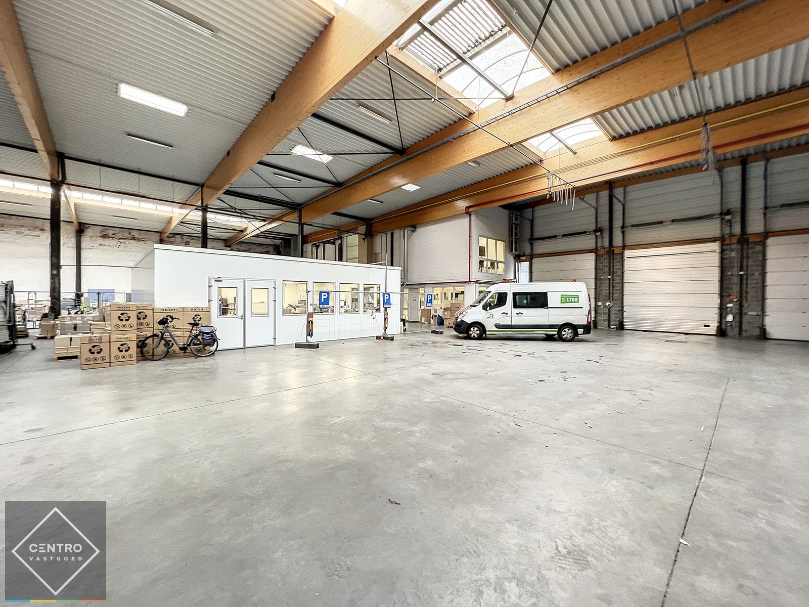Opslagplaats ( ± 2.700m²) met 4 sectionale poorten en VH van 7m te ROESELARE ! - foto 4