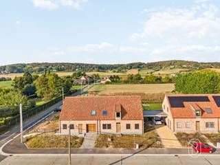 Langs de Rue d’Orroir / Voie Verte in Amougies bevindt zich deze ruime halfopen nieuwbouwwoning, momenteel in casco staat. Een mooie opportuniteit voor wie op zoek is naar een moderne woning die nog volledig naar eigen smaak en wensen kan worden afgewerkt.De koper beschikt over twee mogelijkheden: de woning aankopen in de huidige casco toestand en zelf instaan voor de verdere afwerking, of kiezen voor een volledig afgewerkte woning volgens eigen wensen, op basis van een lastenboek. Zo bepaalt u zelf de stijl en afwerking van uw toekomstige thuis.Op het gelijkvloers geniet de woning van een ruime en lichtrijke leef- en eetruimte met aansluitend de keuken. Vanuit de keuken kijkt u uit over de grote tuin, waardoor binnen en buiten mooi met elkaar verbonden worden. Naast de keuken bevindt zich een praktische was- en bergruimte.Op de verdieping zijn er drie ruime slaapkamers en een royale badkamer. Daarnaast beschikt de woning over een zolderruimte, ideaal als extra bergruimte.Dankzij de ruime indeling, de grote tuin en vooral de mogelijkheid om de woning volledig volgens eigen smaak af te werken, vormt deze nieuwbouwwoning een uitstekende basis voor wie zijn toekomstige thuis zelf mee vorm wil geven.Benieuwd naar deze woning en de verschillende afwerkingsmogelijkheden? Neem contact op met Emiel van Immo Beguin voor meer informatie of om een bezoek ter plaatse in te plannen.📧 emiel@immobeguin.be