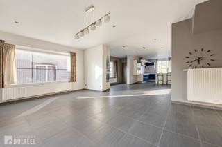 Deze ruime halfopen bebouwing is rustig gelegen aan de rand van Sint-Niklaas en biedt tal van mogelijkheden om er uw droomwoning van te maken. Op het gelijkvloers vindt u een inkomhal, een lichtrijke living met toegang tot het terras, een open ingerichte keuken en een apart toilet. De tussenverdieping beschikt over een badkamer met dubbele lavabo, bad, douche en toilet. De eerste verdieping telt twee slaapkamers en de tweede verdieping beschikt over een derde, ruime slaapkamer. Buiten geniet u van een terras met tuin, een ruime garage die ook ideaal is voor zelfstandigen en meerdere autostaanplaatsen naast de woning. De woning beschikt over dubbele beglazing, centrale verwarming op aardgas, zonnepanelen, een conforme elektrische installatie en is asbestveilig. Dankzij de rustige ligging, de nabijheid van fiets- en wandelroutes en de vlotte verbinding met de E17 en N41 is dit een interessante opportuniteit voor wie ruimte en bereikbaarheid wil combineren. Interesse? Boek vandaag nog uw bezoek!