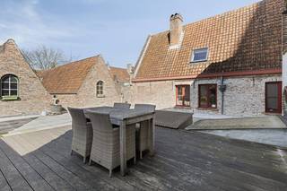 Are you looking for a strategic commercial location with a home, a characterful property with potential, or a real estate gem in the heart of the city?van Brugge — then this property is a unique opportunity that rarely comes on the market.With a total area of 456 m², the building offers numerous opportunities for various commercial uses, combined with comfortable living. Thanks to its excellent visibility, this building is ideal for those looking for a strategic location with maximum visibility.