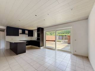 Dans la Robert Vandammestraat à Koksijde, nous trouvons ce lumineux appartement d'une chambre (90 m²) à louer. C'est le point de départ idéal pour ceux qui aiment un accès facile, mais qui souhaitent tout de même profiter de l'espace nécessaire.MISE EN PAGE> Rez-de-chaussée :- Salon - Chambre- Cuisine- Salle de bain avec douche et mobilier- Toilette- Terrasse- Bureau- RangementEn outre, l'appartement dispose également d'un sous-sol commun où une connexion pour la machine à laver est également prévue.AVANTAGES :- Accès facile à la plage et aux commerces- Pas de frais communs- Charmante petite résidence Êtes-vous intéressé par cette propriété à louer à Koksijde ? Rendez-vous sur le site www.dewaele.com, cliquez sur le bien que vous souhaitez louer. À l'aide du bouton rouge « demandez votre visite », nous vous demandons de remplir brièvement un profil. Ensuite, nous vous contacterons pour une visite. Les rendez-vous ne peuvent pas être pris par téléphone.