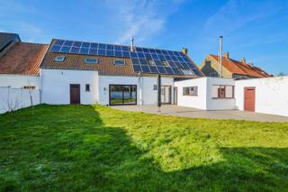 Ontdek deze charmante en ruime halfopen bebouwing op een perceel van 580 m², gelegen in het rustige en groene Stalhille. Deze woning biedt tal...