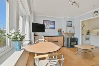 In een kleinschalige appartementsgebouw bevindt zich op de tweede verdieping dit smaakvol vernieuwde en instapklaar appartement op een centrale locatie te Blankenberge. <br /><br />Via de inkomhal bereik je de aangename, lichtrijke leefruimte met open keuken, die uitgerust is met alle hedendaagse toestellen en comfort. Daarnaast beschikt het appartement over een praktische badkamer met douche en een volwaardige slaapkamer voorzien van praktische ingemaakte kasten. Vanuit de slaapkamer heb je directe toegang tot het terras, waar eveneens extra bergruimte aanwezig is.<br /><br />Verder werd het dak vernieuwd in 2013 en is de elektrische installatie volledig conform gekeurd. Een grote troef van dit appartement is de lage gemeenschappelijke kosten (+/- 300 euro/ jaar). Op vandaag is er een verwarming op gas (gaskachel) aanwezig. Bij een omschakeling hiervan kan de EPC-score aanzienlijk verbeterd worden. <br /><br />Dankzij de combinatie van comfort, praktische indeling en verzorgde afwerking vormt dit appartement zowel een ideale starterswoning als een interessante investeringsopportuniteit.<br /><br />Benieuwd? Maak dan vandaag nog een afspraak voor een bezoek ter plaatse.<br /><br />Neem voorsprong met een vrijblijvende en gratis schatting van uw eigendom via:<br />http://www.residentievastgoed.be/gratisonlineschatten