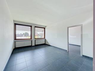 Kantoren van verschillende oppervlaktes te huur in Heule, vlakbij het centrum van Kortrijk. Gelegen nabij diverse invalswegen en de autosnelweg.<br /><br />Oppervlaktes: <br />- 32 m²<br />- 48 m² <br />- 95 m²<br />- 127 m²<br /><br />Er zijn voldoende parkeerplaatsen beschikbaar. De kantoren zijn onmiddellijk beschikbaar.<br /><br />Dit pand wordt verhuurd via een terbeschikkingstelling.<br /><br />Bent u op zoek naar bedrijfsvastgoed bestaande uit een kantoor te huur in Kortrijk? Aarzel dan niet om ons te contacteren op het nummer 056 21 11 11.<br /><br />Dit betreft een terbeschikkingstelling van kantoren met diensten.