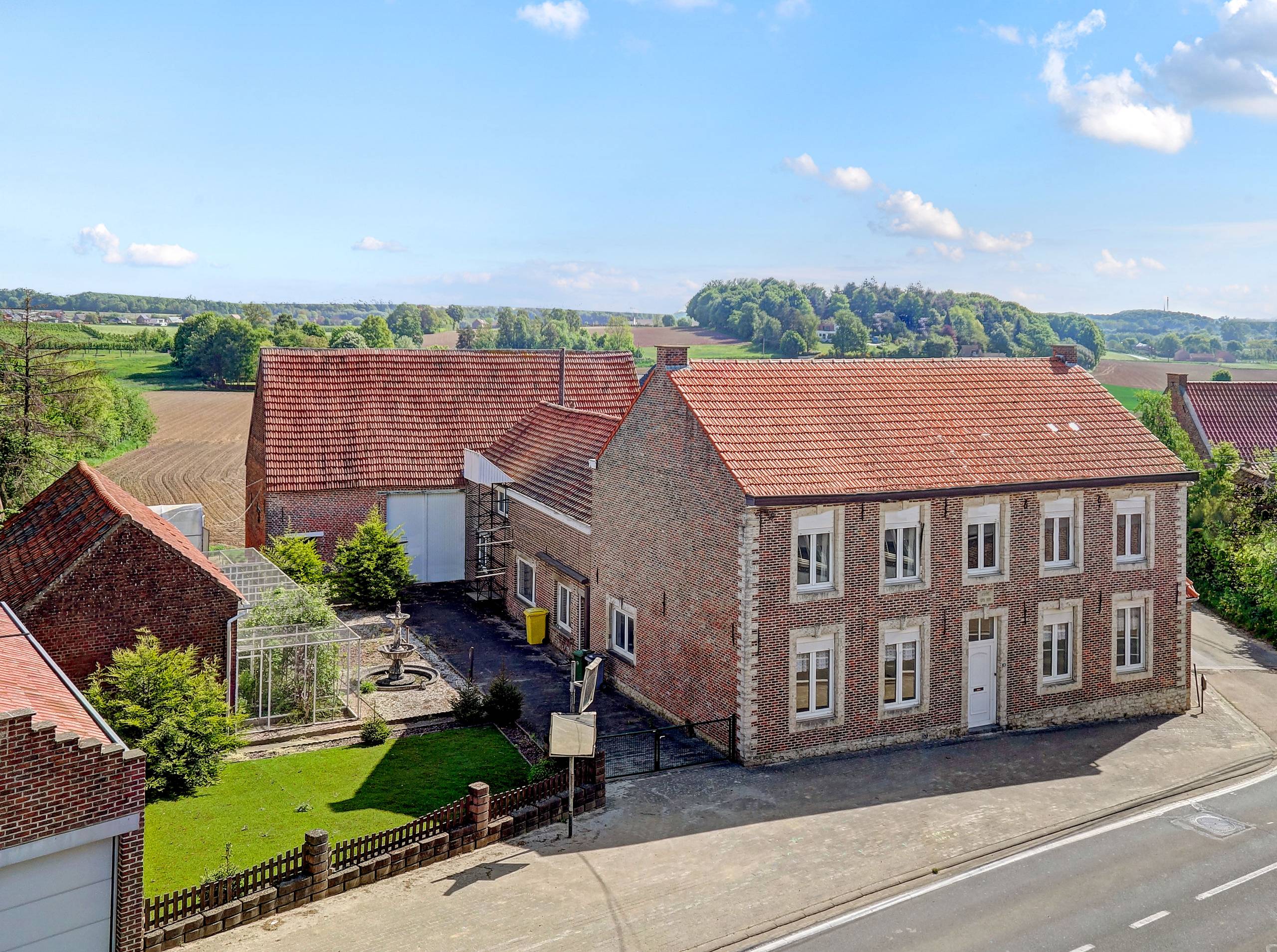 Karaktervolle vrijstaande woning met bijgebouwen op 16a 42ca - foto 2