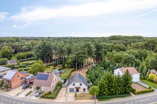 [[ DIT PAND NEEMT DEEL AAN DE ERA OPEN HUIZEN DAG OP 6/12 VAN 13:00 TOT 14:00 ]]
<p><span>Deze charmante woning, gelegen in een groene omgeving in Keerbergen, combineert comfort, functionaliteit en sfeer.</span></p><p><br /></p><p><span>Bij het binnenkomen word je verwelkomd door een ruime, lichtrijke leefruimte die je meteen in een warme en huiselijke sfeer brengt. De volledig ingerichte keuken beschikt over een aanpalende berging, ideaal voor extra opbergruimte en een praktische organisatie. </span></p><p><span>De woning beschikt over vier slaapkamers, waarvan de masterbedroom met aanpalende badkamer. Daarnaast is er nog een tweede badkamer, perfect voor het gezin of gasten. De zolderverdieping biedt extra opbergmogelijkheden terwijl de garage weer de mogelijkheid geeft om de wagen binnen te plaatsen. </span></p><p><br /></p><p>De woning is gelegen op een ruim perceel van 10 are. In de tuin kan je bij goed weer heerlijk genieten van de buitenlucht. Op het ruime terras kan je gezellig tafelen met vrienden en familie. </p><p><br /></p><p><u>Troeven:</u></p><p><span>- Ruim perceel</span></p><p><span>- 4 slaapkamers en 2 badkamers</span></p><p><span>- Praktische indeling</span></p><p><span>- 41 zonnepanelen aanwezig</span></p>