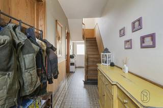 <p>Perfect gelegen tussen stad en platteland, op enkele minuten van Doornik en alle voorzieningen, bestaat deze mooie woning, gebouwd op een perceel van meer dan 500 m² en met ruime woonvolumes, uit het volgende:<br /><br />Op het gelijkvloers: Een inkomhal met zichtbare trap, een grote leefruimte van bijna 50 m², een ingerichte keuken met eethoek, een badkamer, een stookruimte/wasruimte, een apart toilet en een grote droge kelder van ongeveer 20 m².<br /><br />Op de eerste verdieping: Een nachthal die twee grote slaapkamers bedient, twee doorlopende kamers, een kleine bijkomende kamer die kan dienen als bureau of dressing en een bijkomend toilet.<br /><br />Op de tweede verdieping: Een zolder ingericht als twee bijkomende slaapkamers.<br /><br />Buiten omvat het geheel een groot betonnen terras, een veilige en ideaal georiënteerde tuin en een grote garage voor twee voertuigen.<br /><br />TECHNISCH: Centrale verwarming op mazout (2 tanks van 1.000 L), ketel van 2011, PVC ramen met dubbele beglazing, gedeeltelijk elektrische rolluiken, 16 zonnepanelen, aansluiting op de riolering, septische put, EPC D, KI €517.</p>