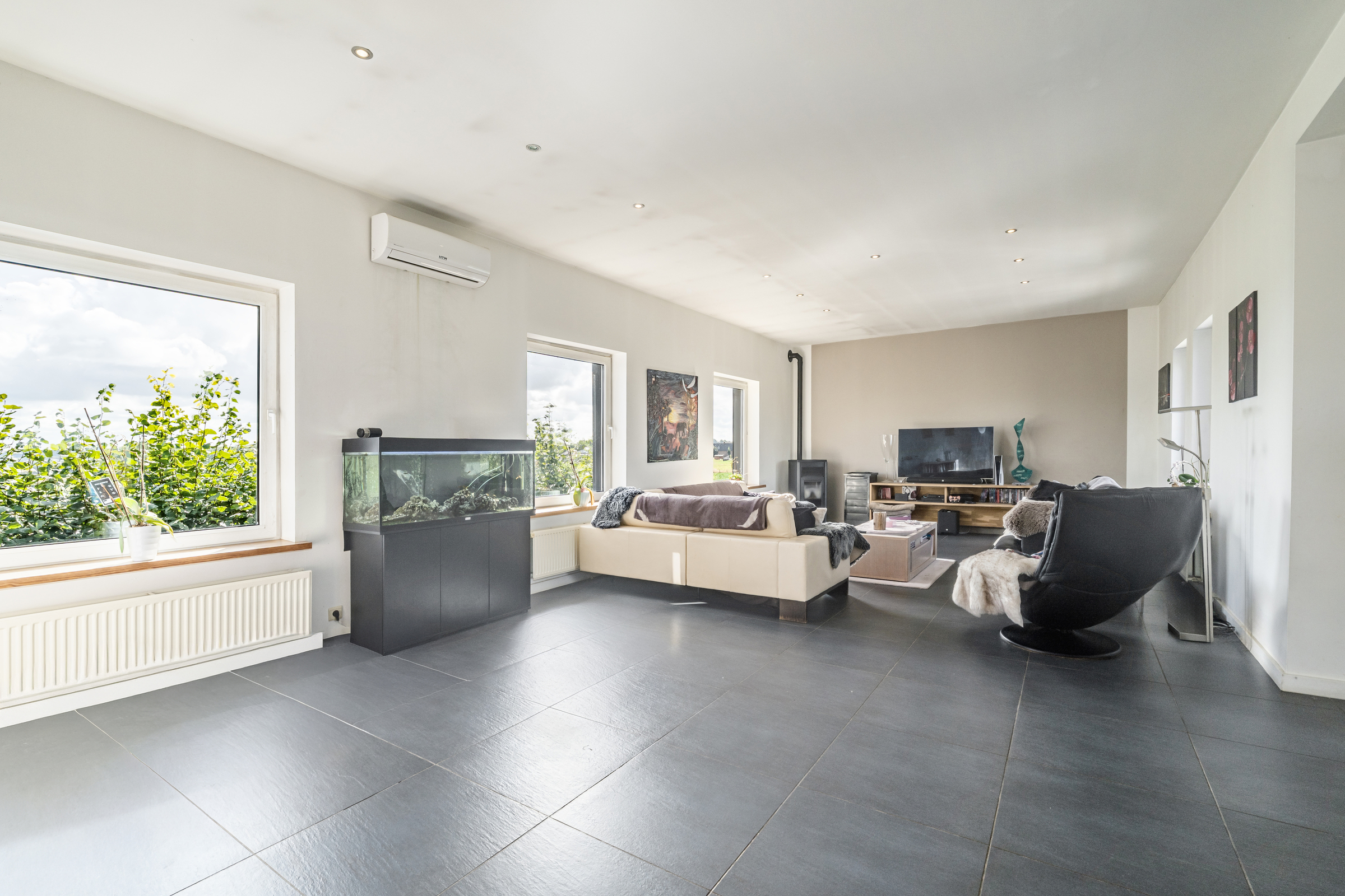 Ruime woning met handelsruimte en 78 zonnepanelen in Nukerke - foto 4