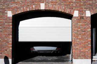 Deze lichtrijke en energiezuinige woning is gelegen nabij Park Rivierenhof, openbaar vervoer en sportcentrum Sportoase. Met een Mobiscore van 8,8 bent u meteen overal dichtbij. Zo zijn er verschillende scholen in de buurt en meerdere supermarkten.<br /><br />De blikvanger is de rustieke gevel opgetrokken in kwalitatieve materialen. <br /><br />In de ruime garage met stockageplaats kan u 1 à 2 auto's kwijt. Dankzij de volautomatische poort staat u meteen binnen.<br /><br />Op het gelijkvloers bevinden zich naast de diepe garage en ruime inkomhal een wasplaats, gastentoilet, alsook een handige berging onder de trap.<br /><br />De woonruimte met open keuken is goed voor 40 m².<br /><br />Op de bovenste verdieping vinden we drie slaapkamers (16,74 m², 13,38 m² en 9,39 m²), een toilet en de gerenoveerde badkamer. <br /><br />Het vernieuwde terras en balkon bieden uitzicht op een ruime tuin. Ook een tuinhuis is aanwezig als extra opslagplaats.<br /><br />Het dak werd geïsoleerd en er zijn 10 zonnepanelen aanwezig. <br />Dankzij het gunstige EPC B bent u verzekerd van een energiezuinige woning.<br /><br />Extra comfort: airco en elektrische rolluiken achteraan.<br /><br />Troeven kort opgelijst: <br /><br />- Ruime tuin met vernieuwd terras, tuinhuis en balkon<br />- Vlakbij openbaar vervoer (op 15 minuten van Antwerpen-Centraal)<br />- Mobiscore: 8,8<br />- Op wandelafstand van het Rivierenhof en Sportoase<br />- Ruime woonkamer + keuken met blad in graniet<br />- 3 slaapkamers<br />- Vernieuwde badkamer<br />- Airco's<br />- 10 zonnepanelen<br />- Geïsoleerd dak (12 cm isolatie)<br />- Ruime garage met poort op afstandsbediening<br />- 181 m² bewoonbare oppervlakte<br />- 216 m² grondoppervlakte<br />- Centrale verwarming op aardgas<br /><br />EPC: B (in aanvraag)<br /><br />Vraagprijs: 499.000 euro<br /><br />Contact (bellen of via WhatsApp): 0498/13.87.40 <br />Beschikbaarheid: vanaf augustus<br />GEEN IMMO'S!!