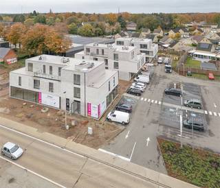 Op de Olmensesteenweg in Ham wordt momenteel het nieuwbouwproject "De Olmen" opgetrokken. Het betreft een ontwikkeling gelegen in het centrum van Ham bestaande uit 3 individuele gebouwen waarover 21 appartementen worden verdeeld boven 2 gelijkvloerse handelspanden en een ruime kelderverdieping. In het bouwproject is er ook een Okay-supermarkt (Colruyt-groep), de winkel zit in een apart gebouw en is ondertussen open.<br /><br />Door de centrale ligging van het project is het ideaal wonen: werkelijk alle voorzieningen zijn in de onmiddellijke omgeving te vinden. Scholen, meerdere supermarkten, bakkers, slagers, kledingszaken, een apotheek… Ook omliggende gemeenten en steden waaronder Leopoldsburg, Beringen en Tessenderlo zijn vlot bereikbaar.<br /><br />Residentie “De Olmen” is zondermeer een eigentijds project: een doordacht ontwerp, ruime gelijkvloerse parking voor klanten, moderne architectuur, gebruik van up-to-date materialen en de nieuwste technieken maken van dit project zondermeer er eentje wat er met kop en schouder bovenuit steekt.<br />Bij de inplanting van de gebouwen werd ook aandacht besteed aan veel groen, wandelpaden, fietsenstallingen en zelfs enkele heuse waterpartijen zodat wonen in “De Olmen” een beleving wordt.<br /><br />Dit casco handelsgelijklvloers heeft langs de Olmensesteenweg ongeveer 24m gevel in glas en langs de ruime parking nog eens 13,5m zodat er een goede visibiliteit is. Binnenin heeft deze ruimte een oppervlakte van ongeveer 374m2 en een vrije hoogte tussen vloer en plafond van 3,42m. De aankoop van ondergrondse autostandplaatsen is eveneens mogelijk.<br /><br />Meer info op www.residentiedeolmen.be