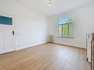 <p><strong>ETEERBEEK, Montgomery neighbourhood, on a quiet street : Spacious studio flat of ±53 m² comprising a large living area of ±40 m², an equipped kitchen, a bathroom and a balcony. Miscellaneous: gas heating, intercom, double glazing, no lift. Service charge of €100 per month for heating, water & shared areas. Energy Performance Certificate (EPC): E+ 46 kg CO₂/m²/year. </strong><br /><br /><u>On the 1st floor:</u></p>
<ul>
<ul>
<li>Living area of ±45 m²</li>
<li>Equipped kitchen (sink, induction hobs, fridge-freezer, extractor hood and oven)</li>
<li>Bathroom with toilet, double washbasin and space for a washing machine and tumble dryer</li>
</ul>
</ul>
<ul>
<ul></ul>
</ul>
<ul>
<ul></ul>
</ul>
<p>No cellar<br /><br /></p>