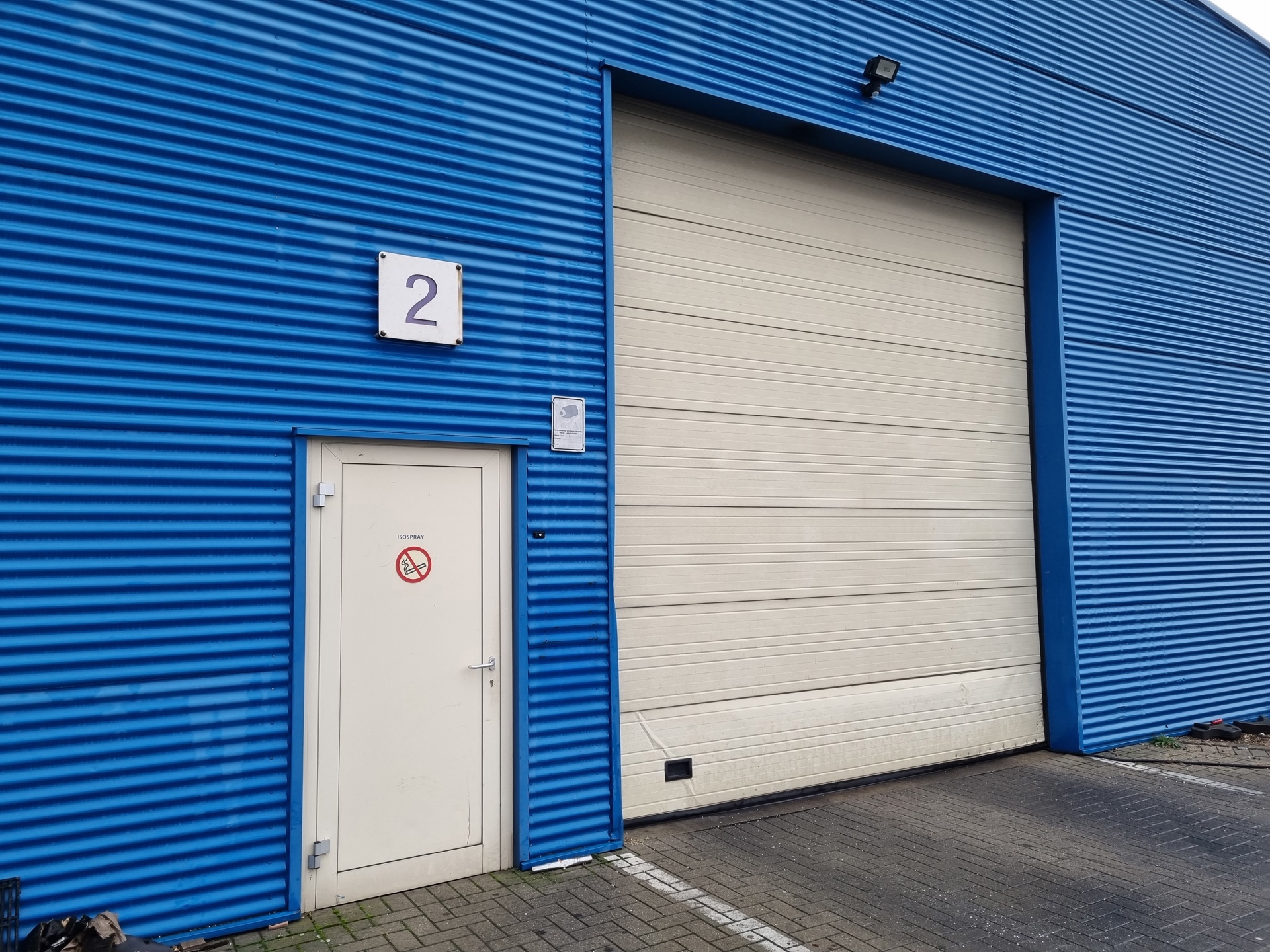 TE HUUR: BEDRIJFSGEBOUW VAN 1420M² - foto 2