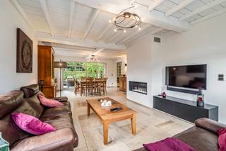 [[ DIT PAND NEEMT DEEL AAN DE ERA OPEN HUIZEN DAG OP 19/9 VAN 16:00 TOT 17:00 ]]
Perfect onderhouden open bebouwing met 4 slaapkamers, een grote bewoonbare oppervlakte en een prachtig zonnig perceel met achterliggende bossen.<br /><br />Deze woning in een residentiële en groene omgeving combineert ruimte, comfort en een uitstekende staat van onderhoud. De royale indeling biedt alle mogelijkheden voor gezinnen die op zoek zijn naar een ruim huis met veel leefcomfort. Dankzij de grote raampartijen geniet u van aangename lichtinval en een mooi zicht op het zonnige perceel en de achterliggende bossen. De volledig uitgeruste keuken, wellnessruimte met sauna en praktische garage zorgen voor extra comfort in het dagelijkse leven. Verder is de tuin prachtig aangelegd en beschikt deze over 3 verschillende zit- en ontspanningsruimtes.<br />EPC: B!<br /><br />Belangrijkste ruimtes:<br />• Ruime woonkamer (40 m²) met veel lichtinval<br />• Volledig ingebouwde keuken (19 m²) met inductiekookplaat, oven, microgolfoven en vaatwasser<br />• Inkomhal (11 m²) met vlotte toegang tot de leefruimtes<br />• Praktische wasplaats (9 m²) met aansluiting voor wasmachine en droogkast<br />• Berging (4 m²) voor extra opslagruimte<br />• Garage (22 m²) met automatische garagepoort<br />• Vier volwaardige slaapkamers van 11 m², 15 m², 16 m² en 17 m²<br />• Ruime badkamer (12 m²) met inloopdouche, dubbele wastafel en toilet<br />• Wellnessruimte (4 m²) met sauna<br />• Bergzolder<br /><br />Troeven:<br />• Perfect onderhouden woning in uitzonderlijke staat<br />• Grote bewoonbare oppervlakte met 4 slaapkamers<br />• Zonnig perceel met mooi zicht op achterliggende bossen<br /><br />Neem vandaag nog contact op voor een bezoek aan deze prachtige woning!<br /><br />JOUW DROOMHUIS. ZO GEVONDEN!
