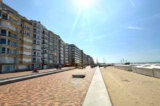 Ontdek dit unieke en luxueuze triplex appartement van maar liefst 170 m², gelegen op een absolute toplocatie aan de Zeedijk van Wenduine. Geniet...