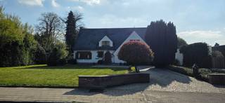 <p><u><strong>TROEVEN:</strong></u><br />+ Elektriciteit conform<br />+ Geen renovatieplicht<br />+ Royale tuin en veel privacy<br />+ Strategische ligging nabij het centrum<br /><br />Welkom in deze charmante eengezinswoning aan de Grevensmolenweg in Sint-Truiden, waar het verleden en de toekomst samenkomen. Gebouwd in 1954, biedt dit huis een uitstekende basis om verder te creëren en te genieten van alles wat het leven te bieden heeft. Gelegen op een ruim perceel van 23 are, ervaar je hier een overvloed aan buitenruimte, perfect voor een tuin of speelplek voor kinderen. De woning is omgeven door een rustige en groene omgeving, wat zorgt voor een gevoel van privacy en rust, terwijl je toch dichtbij de stad bent.<br /> </p>

<p>De verrassend grote living nodigt uit tot gezelligheid en samenzijn, terwijl de keuken praktisch ingericht is met voldoende werk- en opbergruimte voor wie graag kookt. Vanuit de leefruimte heb je zicht op de tuin en het overdekte terras, een aangename plek om te genieten van het buitenleven. Op het gelijkvloers bevinden zich bovendien 2 slaapkamers die even geschikt zijn als bureel, ideaal voor wie van thuis uit werkt. Vanuit de hal kom je in de inpandige garage, waar je de auto veilig wegparkeert. Een gastentoilet vervolledigt het gelijkvloers. Het interieur van de woning beschikt dus over een doordachte indeling, wat ideaal is voor gezinnen of voor het creëren van een inspirerende werkruimte.<br /><br />Op de verdieping geeft de nachthal toegang tot drie degelijke slaapkamers. Daarnaast beschikt deze woning over een kelder voor extra opslagruimte, alsook een zolder voor uitbreidingsmogelijkheden.<br /><br />Met zoveel ruimte en potentieel in een aangename omgeving, vormt deze woning de perfecte gelegenheid voor wie op zoek is naar een fijne thuis.</p>

<p>Laat deze kans niet aan jou voorbijgaan en ontdek zelf alle mogelijkheden die deze woning te bieden heeft. <br /><br />*Stedenbouwkundige inlichtingen in aanvraag.<br /><br /><u><strong>CONTACT:</strong></u><br />Ben jij ook zo gecharmeerd door de vele troeven van deze karakteristieke woning?<br />Contacteer mij op 0475/47.44.50 voor jouw persoonlijke bezichtiging.<br /><br /><em>De vermelde oppervlaktes zijn slechts indicatief. Katrien Wouters - creating IMMOtions kan niet verantwoordelijk gesteld worden voor de juistheid van de aan haar verstrekte gegevens.<br />Voor de meest specifieke informatie omtrent conformiteit van de gerealiseerde constructies met vergunningsplichtige handelingen kan rechtstreeks contact worden opgenomen met de Dienst Omgeving van de stad Sint-Truiden.</em></p>
