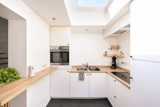 - Bekijk www.koosi.be voor een complete omschrijving van dit eigendom. -In de Essenhoutstraat in Kapellen bevindt zich deze woning met lichtrijke leefruimte, parketvloer en moderne keuken. Ruime slaapkamer (mogelijkheid tot twee kamers) en een badkamer met inloopdouche. Geniet van de gezellige, zuidwestgerichte tuin met terras, tuinhuis en praktische zij-ingang. Deze woning is ideaal voor starters, koppels of alleenstaanden.De elektriciteit is conform, er is een recente cv-ketel (vloerverwarming op het gelijkvloers) en overal dubbele beglazing, waardoor er geen onmiddellijke kosten zijn.- Interesse? Plan uw bezoek in via stef@koosi.be -