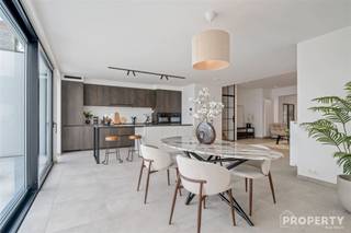 <p><span>Welkom in deze prachtig gerenoveerde woning in Moorsele, een uniek pand dat de perfecte balans biedt tussen stijl en comfort. Met een bewoonbare oppervlakte van 315m² en een perceel grootte van 510m², is er ruimte in overvloed voor uw gezin.</span></p><p><span> </span></p><p><span> Bij binnenkomst wordt u verwelkomd in een luxueus ingerichte open leefruimte, waar een hedendaags interieur gecombineerd wordt met natuurlijke lichtinval door de ruime raampartijen. De moderne, open keuken is volledig uitgerust en nodigt uit tot culinaire ontdekkingen, met een stijlvolle eetruimte die perfect is voor gezellige familie maaltijden.</span></p><p><span> </span></p><p><span> De woning beschikt over vier ruime slaapkamers, elk ontworpen om rust en ontspanning te bieden, en een prachtige badkamer die voorzien is van alle luxe benodigdheden voor uw welzijn. De badkamer is ruim en bevat zowel een douche als een bad, ideaal voor rustgevende momenten.</span></p><p><span> </span></p><p><span>De zeer ruime garage bied niet alleen plaats aan uw voertuigen, maar ook aan extra opslagruimte. </span></p><p><span> </span></p><p><span>Buiten vindt u een ruime nog aan te leggen tuin met volledige privacy en met een gezellig terras, perfect voor zomerse barbecues en ontspanning. Het exterieur van de woning is net zo indrukwekkend als het interieur, waarbij aandacht is besteed aan detail en stijl.</span></p><p><span> </span></p><p><span>Deze woning is meer dan een huis; het is een lifestyle. Mis deze unieke kans niet om te wonen in een van Moorsele's meest gewilde locaties. Neem vandaag nog contact met ons op voor een bezichtiging. Maak een afspraak via mail naar info@property-vastgoed.be of bel naar 056/96.08.00</span></p>