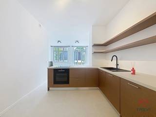 AUDERGHEM, near Boulevard des Invalides, on a quiet street, fully renovated apartment on the ground floor of a small building. The apartment...