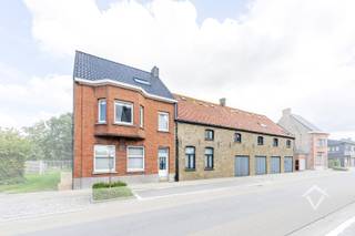 Bent u op zoek naar een ideale gezinswoning in het pittoreske Moere (Gistel)? Deze ruime woning met maar liefst 5 slaapkamers biedt alles wat u nodig heeft voor een comfortabel leven. Met een perceeloppervlakte van 1801 m² en een bewoonbare oppervlakte van 368 m², is er voldoende ruimte om uw dromen waar te maken.<br /><br />Deze woning bestaat uit: inkomhal - living - keuken - 2 kelders - toilet - berging - wasplaats - polyvalente ruimte - bureauruimte - nachthal - 5 slaapkamers - badkamer - toilet - geïsoleerde zolder - 5 garages - opslagruimte met zoldering - terras - diepe tuin met landelijk uitzicht - diverse bijgebouwen.<br /><br />Deze eigendom is zowel geschikt voor een particulier met een hobby als voor een zelfstandige door de vele opbergruimten en mogelijkheden, het kan ook dienst doen als kangoeroewoning. <br /><br />Gelegen in het rustige Moere, biedt deze woning de perfecte mix van landelijke charme en nabijheid van stedelijke voorzieningen. Scholen, winkels en recreatiemogelijkheden zijn allemaal in de buurt, waardoor dit een ideale plek is voor gezinnen.<br /><br />Mis deze unieke kans niet om een prachtige woning in Gistel te verwerven. Neem contact met ons op voor meer informatie of om een bezichtiging te plannen, voor deze woning gelegen op 5 min van de E40!