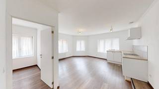 Centraal gelegen hoekpand op wandelafstand van de Zeedijk en de vernieuwde boulevard. Dit verzorgd opbrengsteigendom omvat vier lichtrijke appartementen en een commercieel gelijkvloers.<br />De appartementen werden in 2017 grondig gerenoveerd (incl. technieken) en beschikken grotendeels over EPC-label B. Momenteel bedraagt de totale huuropbrengst € 41.500/jaar.<br />De vier appartementen zijn verhuurd via SVK Zetus (€ 28.800/jaar, contract tot 01/04/2027), met nadien potentieel tot hogere opbrengst bij private verhuur (± € 200 extra per appartement/maand). Het handelsgelijkvloers is verhuurd en genereert € 12.700/jaar.<br />Praktische indeling met lichtrijke leefruimtes, open keukens en 1 à 2 slaapkamers<br />EPC:<br />Appartementen: label B (166–195 kWh/m²)<br />Handelsgelijkvloers: label C<br /> 