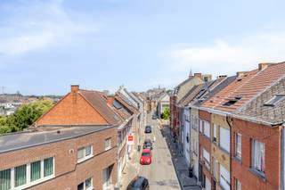 Deze woning bestaat uit twee woonentiteiten, waarvan voor €238 000, de drie bovenste verdiepingen met twee terrassen te koop staan. De gelijkvloerse verdieping is een aparte woonentiteit die achteraf kan worden bij gekocht. Dankzij de royale bewoonbare oppervlaktes en de doordachte indeling biedt dit pand alle ruimte voor wie groot wil wonen. Bovendien hebben we hier een EPC-met label C en is de elektriciteit volledig comform. Via de gemeenschappelijke inkomhal met de gelijkvloerse verdieping bereikt u de eerste verdieping, waar een stijlvolle en lichtrijke leefruimte met open keuken u meteen verwelkomt. Het grote schuifraam geeft uit op een aangenaam terras, waardoor binnen en buiten naadloos in elkaar overvloeien. Dit is de ideale plek om te genieten van een ontbijt in de zon of een gezellige avond. Op dezelfde verdieping bevinden zich een uitzonderlijk ruime slaapkamer, een comfortabele badkamer uitgerust met zowel een ligbad, een douche, mooi lavabomeubel en een afgesloten toilet. Er is bovendien ook een apart gastentoilet met prachtig lavabomeubel. Op deze verdieping en de tweede verdieping bevinden zich een was-en bergruimte.<br />De tweede verdieping telt opnieuw twee ruime slaapkamers, een apart toilet met groot lavabomeubel en die extra bijkomende bergruimte. Ook hier valt meteen op hoeveel plaats en comfort dit pand te bieden heeft. De bovenste verdieping vormt een ware privésuite. Hier vindt u een royale slaapkamer met inloopkast, een tweede badkamer met douche en toilet en een indrukwekkend terras waar u in alle rust geniet van een uniek panoramisch uitzicht over de Geraardsbergen, incl. de Oudenberg en de iconische Muur van Geraardsbergen. Bel of mail Karin voor een afspraak op het eerste bezoekmoment: 0468/12 68 62 - karin@albert.immo