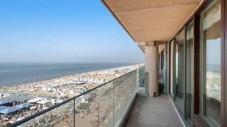 Appartement met mooie gevelbreedte op de zeedijk.<br /><br />Via de inkomhal kom je in de brede en lichtrijke woonkamer. Deze leefruimte geeft toegang tot een royaal terras met adembenemend uitzicht op zee.<br />De keuken sluit mooi aan bij de leefruimte. Verder zijn er in de living ingemaakte kasten waarin met twee uitklapbare bedden. Daarnaast zijn er 2 comfortabele slaapkamers, beide met toegang tot een ruim en zonnig achterterras. Er zijn in totaal drie afzonderlijke douchekamers.<br /><br />Het appartement beschikt over een privékelder en een fietsenberging. Verder is het mogelijk om een staanplaats in het gebouw aan te kopen voor extra comfort.<br /><br />EPC: 79 KWh/m²/jaar - UC: 20230315-0002838345-RES-1