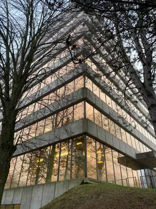 <p><strong>Kantoren van 100 m² te huur</strong>, ideaal gelegen tussen de renbaan en het gemeentehuis van Watermaal-Bosvoorde, in de ambassadewijk.</p>
<ul>
<li>
<p>Parking beschikbaar: €1.500 /plaats/jaar</p>
</li>
<li>
<p>Onroerende voorheffing: €54/m²/jaar</p>
</li>
<li>
<p>Gewestbelasting: €8,75/m²</p>
</li>
<li>
<p>Gemeentebelasting: €15/m²/jaar</p>
</li>
<li>
<p>Gemeenschappelijke kosten: €40/m²/jaar (exclusief elektriciteit)</p>
</li>
</ul>
<p>Beschikbaar vanaf november.</p>