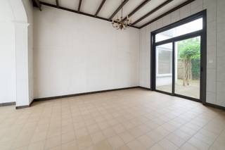 In het hart van Eeklo, aan de Molenstraat, bevindt zich deze woning die volledig te renoveren is. Dit pand biedt tal van mogelijkheden voor wie op zoek is naar een project waarbij men een eigen stempel kan drukken. <br /><br />Dit is ook mogelijk als <strong>projectgrond </strong>voor het realiseren van appartementen gerefereerd naar het appartementsgebouw (3 woonentiteiten) aan de rechterzijde. <br /><br />De indeling bestaat uit een woonkamer, keuken en bureau op het gelijkvloers. Op de eerste verdieping bevinden zich drie slaapkamers en een badkamer. Via de vaste trap bereik je de zolderverdieping die eveneens mogelijkheden biedt voor extra kamers of hobbyruimte. Achteraan de woning vind je een terras en een tuin, ideaal om een aangename buitenruimte te creëren.<br /><br />Dankzij de centrale ligging in Eeklo geniet je van een vlotte bereikbaarheid en zijn winkels, scholen en openbaar vervoer vlakbij. Deze woning is perfect voor wie op zoek is naar een renovatieproject met potentieel in een stadse, maar toch rustige omgeving.<br /><br />Voor meer informatie of een bezoek? Contacteer ons via 09 395 05 40 of verkoop@concept-home.be