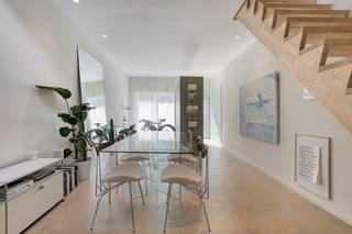 Instapklare en stijlvol gerenoveerde (2024) stadswoning op topligging in Gent, met een bewoonbare oppervlakte van 126 m². Deze lichtrijke woning combineert hedendaags comfort met een warme, minimalistische afwerking.Op het gelijkvloers kom je binnen via een inkomhal met ingemaakte kastenwand die dienst doet als vestiaire en berging. De open leefruimte met eet- en zithoek sluit naadloos aan op de volledig ingerichte keuken. De gietvloer met vloerverwarming zorgt hier voor een strak en aangenaam geheel. Aansluitend bevindt zich een compact terras.De eerste verdieping biedt een open zitruimte met toegang tot een zonnig dakterras. Aan de andere zijde vind je een apart toilet en een stijlvolle badkamer met inloopdouche. Dankzij de vide achter de zithoek geniet ook het gelijkvloers van extra natuurlijke lichtinval.Op de tweede verdieping bevinden zich twee slaapkamers, waarvan één met mezzanine – ideaal als extra slaap - of werkruimte.Gelegen in de Spaarstraat geniet je van een rustige woonomgeving met alle troeven van de stad binnen handbereik. Winkels, horeca, scholen en openbaar vervoer bevinden zich op wandel- en fietsafstand, net als belangrijke invalswegen.Extra troeven: EPC A, conforme elektriciteit en asbestveilig. Een unieke kans voor wie op zoek is naar een energiezuinige, architecturale woning met karakter in de stad.Vrij 1 oktober 2026.Bestuursmaatregelen in het maatregelenregister: nee
