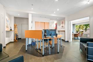 Dit ruime en goed onderhouden kantoor biedt een prachtig uitzicht over de Leopoldplaats en is toegankelijk via twee ingangen: Tabaksvest 91A...