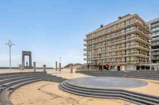 Bâtiment d'accueil spacieux bénéficiant d'un emplacement privilégié à De Panne — Zeedijk.Ce spacieux bâtiment d'accueil bénéficie d'un emplacement de choix à La Panne, à l'angle du quartier animé de Zeedijk et de la charmante esplanade Léopold I. Grâce à son emplacement stratégique et à sa terrasse ensoleillée, cette propriété bénéficie d'un flux constant de visiteurs, notamment des touristes, des propriétaires de résidences secondaires et des locaux.Décor intemporel et équipements completsLa propriété présente un intérieur élégant et intemporel et est entièrement conforme à toutes les normes applicables, créant une atmosphère chaleureuse et accueillante. Idéal pour accueillir des invités autour d'un verre relaxant, d'un repas convivial ou d'une belle journée au bord de la mer.Disposition et capacité :Intérieur + porche : 90 placesTerrasse : 80 places assises, idéale pour profiter du soleil et de la merCuisine : entièrement équipée et prête à l'emploiEspaces supplémentaires : bureau séparé et entrée du fournisseurEspace de stationnement : pour plus de confort et de commoditéSans bière : liberté maximale dans le choix des boissonsIdéal pour les entrepreneurs ambitieuxCe rachat d'actions offre de nombreuses opportunités aux entrepreneurs hôteliers ambitieux qui souhaitent investir dans une entreprise florissante située dans un lieu très fréquenté. La terrasse ensoleillée, la décoration moderne et l'excellente accessibilité font de cette propriété une opportunité en or.Pourquoi choisir cette propriété ?Emplacement idéal sur le Zeedijk avec de nombreux passagesDécor attrayant et intemporelGrande capacité intérieure et extérieureCuisine entièrement équipée et aménagement pratiqueTerrasse ensoleillée avec vue sur la merNe manquez pas cette occasion unique de reprendre une entreprise hôtelière bien établie dans un endroit de rêve à La Panne. Contactez-nous dès aujourd'hui pour plus d'informations ou pour une visite !Entrez dans le bâtiment via Google Maps : https://ap.lc/tZwzsN'hésitez pas à nous contacter si vous êtes intéressé par cette propriété d'entreprise consistant à reprendre un restaurant à La Panne.