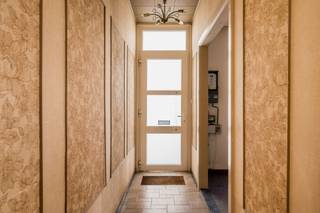 <p><span>Te renoveren rijwoning met zuidgerichte tuin op toplocatie in Mechelen-Zuid</span></p><p><span>Op zoek naar een woning die je volledig naar eigen smaak kan renoveren? Deze charmante rijwoning ligt in een rustige straat in het gegeerde Mechelen-Zuid en biedt heel wat potentieel. Een ideale starterswoning voor wie graag de handen uit de mouwen steekt en op zoek is naar ruimte, licht en een uitstekende ligging.</span></p><p><span>Via de inkomhal kom je in een praktische voorruimte, ideaal als fietsenberging, wasplaats, bureau of extra opbergruimte. Aansluitend bevindt zich de leefruimte, waar een </span><span>grote lichtkoepel voor een overvloed aan natuurlijke lichtinval</span><span> zorgt. Een bijzonder karaktervol detail is het </span><span>authentieke glas-in-loodraam tussen de badkamer en de leefruimte</span><span>, dat extra charme en een unieke toets aan het interieur geeft.</span></p><p><span>Achteraan vind je de keuken en badkamer. Het toilet bevindt zich apart in de achterbouw. Deze ruimtes bieden verschillende mogelijkheden om bij een renovatie een eigentijdse en praktische indeling te creëren.</span></p><p><span>Op de eerste verdieping bevinden zich </span><span>twee ruime slaapkamers van ca. 12 m² en 14 m²</span><span>. De zolderverdieping is bereikbaar via een </span><span>vaste trap</span><span> en werd reeds opgedeeld in een </span><span>derde slaapkamer en een aparte zolderruimte</span><span>. Deze laatste kan verder afgewerkt worden tot bijvoorbeeld een vierde slaapkamer, bureau of hobbyruimte.</span></p><p><span>Vanuit de keuken heb je toegang tot de </span><span>zuidgerichte stadstuin</span><span>: een aangename buitenruimte waar je volop van de zon kan genieten.</span></p><p><span>Daarnaast beschikt de woning over een </span><span>kelder</span><span>. De ramen werden reeds vervangen in 2012. De verwarming gebeurt momenteel via gaskachels.</span></p><p><span>Een karaktervolle woning met veel potentieel voor wie op een uitstekende locatie zijn eigen thuis wil creëren.</span></p>