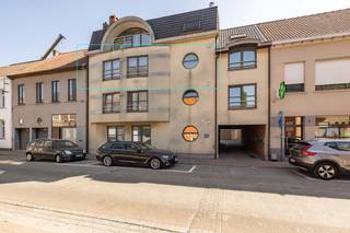 Gelegen in Residentie Delvaux, een kleinschalig en verzorgd appartementsgebouw, bevindt zich dit ruime instapklare appartement op de tweede verdieping.<br />Dankzij de uitstekende ligging, op een boogscheut van het centrum, geniet u van een woonomgeving met alle voorzieningen op wandelafstand.<br /><br />Het appartement werd gebouwd in 1997 en beschikt over een bewoonbare oppervlakte van 108 m².<br />De aangename indeling met lichtrijke leefruimtes en alle comfort zorgt voor een zorgeloos woonplezier.<br />Achteraan bevindt zich een terrasje bereikbaar via de slaapkamer.<br /><br />Als extra troef is er de mogelijkheid om een garage bij te kopen wat zorgt voor een veilige parkeerplaats of extra bergruimte.<br />Deze is gelegen recht tegenover het appartement.<br />Prijs garage: € 28.000<br /><br />Indeling: inkomhal met vestiaire - ruime woonkamer met centrale verwarming gas - keuken met eetruimte, elektrisch koken, dampkap, combi-oven, koelkast, spoelbakken - berging met legplanken en aansluiting voor wasmachine - 2 ruime slaapkamers - vernieuwde badkamer met lavabomeubel, douche en toilet.<br /><br />Algemeen:<br />- EPC 115 - label B<br />- Energiezuinig appartement<br />- Blanco bodemattest<br />- Asbestveilig<br />- Conforme elektrische keuring<br />- Centrumligging<br />- Lichtarmaturen en gordijnen blijven aanwezig<br />- Screens aanwezig op slaapkamers<br />- Vrij bij akte<br />- Vg, Wg, GMO, GVKR, Gvv<br /><br />