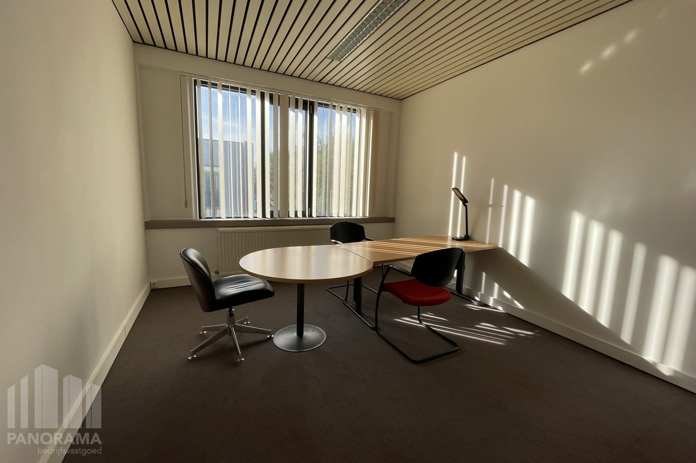 INSTAPKLAAR KANTOOR VAN 240 M² TE HUUR IN STEENOKKERZEEL - foto 4