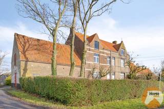 OUDENBURG - Uniek renovatieproject vlakbij de kust - hoevewoning met stallen en loods op 3 HA
Horse-Immo bied je deze karaktervolle landbouwwoning aan met aanpalende weides in het rustige Oudenburg!
Deze eigendom ligt in groene long, aan een zeer rustig straatje en biedt alle mogelijkheden in combinatie met authenticiteit en rust.
Dankzij de aangebouwde koeienstal is er alle potentieel om de leefruimte verder uit te breiden of een praktijk/kantoor aan huis te integreren.
Rondom de hoeve liggen 27.000m² aanpalende weides — een idyllische setting voor dierenliefhebbers, hobbyboeren of wie gewoon wil genieten van rust en natuur.
Daarnaast biedt het stalgebouw/loods van 250m² tal van mogelijkheden: opslag, atelier, paardenstal, of toekomstig gastenverblijf....
Er is een extra stalgebouw van 100m² voor wie extra plaats zoekt.
Naast de woning mag de vervallen paardenstal ook terug worden opgebouwd om het gesloten karakter van de hoeve te bevestigen.
Het goed is gelegen volledig in het groen, op 5 minuten van de E40 en op 11 minuten van de kust.
Interesse? Aarzel dan niet om ons te contacteren op 053/60 65 66!