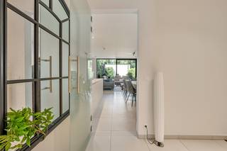 IN OPTIE!! Dit moderne gelijkvloers appartement maakt deel uit van een kleine residentie en is heel centraal gelegen dicht bij openbaar vervoer, winkels en scholen. Het appartement omvat een inkomhal met toilet, een lichtrijke leefruimte met een open ingerichte open keuken, een wasruimte/berging, 2 heel ruime slaapkamers en een badkamer met was meubel en inloopdouche. Aan de leefruimte grenst een gezellig terras met stadstuintje. De totale oppervlakte van het appartement is ca. 130m². Het appartement is voorzien van alle comfort en wordt centraal verwarmd met warmtepomp (vloerverwarming). Het buitenschrijnwerk bestaat uit aluminium en heeft HR glas. Er is eveneens een ventilatiesysteem aanwezig. Het appartement heeft een heel zuinig E-peil van 24!<br />Wil u dit ruime en instapklare appartement met leuke stadstuin bezoeken? Stuur een mail naar gunther@loimmo.be en wij nemen contact met u op!