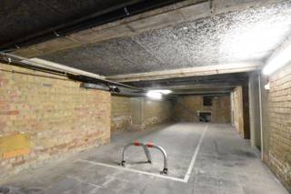 Parking double tandem situé sur Bayauxlaan à Knokke-Heist. Deux voitures peuvent être garées l'une derrière l'autre. La hauteur maximale est de...