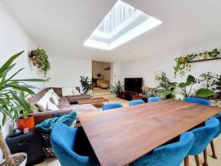 In de Spijkstraat bevindt zich deze ruime en gezellige woning met drie ruime slaapkamers en een leuke tuin. <br />Een ideale thuis voor wie comfortabel en rustig wil wonen, met alle stadsvoorzieningen binnen handbereik.<br /><br />De woning is gunstig gelegen met een vlotte verbinding naar het centrum, openbaar vervoer, winkels, scholen en de belangrijkste invalswegen, zonder in te boeten aan rust en comfort.<br /><br />Indeling van het pand: <br />Inkomhal - toilet - keuken - leefruimte - slaapkamer 1 - badkamer - slaapkamer 2 - slaapkamer 3 met zolderruimte - tuin met overdekt terras en tuinberging.<br /><br />Beschikbaar vanaf 01/09/2026.