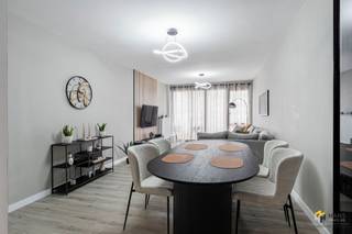 <p><span>Wonen op de Bisschoppenhoflaan betekent genieten van een uitstekende bereikbaarheid, een ruim aanbod aan winkels en een vlotte verbinding met het openbaar vervoer en de wagen. Een praktische locatie met alles binnen handbereik.</span></p><p><span>Het appartement bevindt zich op de eerste verdieping van een verzorgd gebouw met vier verdiepingen. De vaste kosten bedragen circa €250/maand en omvatten water en verwarming. Het appartement werd volledig en kwalitatief gerenoveerd en werd doorheen de jaren piekfijn onderhouden. Momenteel wordt het af en toe verhuurd via Airbnb, wat het ook bijzonder interessant maakt als investering. Bovendien zijn de meubels inbegrepen in de prijs — ideaal voor wie meteen wil verhuren of voor starters die zorgeloos willen intrekken.</span></p><p><span>Je komt binnen in de hal, die toegang biedt tot alle ruimtes. Vooraan bevindt zich de lichtrijke leefruimte met open, volledig uitgeruste keuken, samen goed voor een oppervlakte van 32 m². Vanuit de woonkamer heb je toegang tot het noordgerichte terras van 3 m².</span></p><p><span>Aan de rustige achterzijde liggen de twee volwaardige slaapkamers van 10 m² en 15 m², beide voorzien van rolluiken. Verder beschikt het appartement over een aparte berging/wasplaats (2 m²) en een moderne badkamer (4 m²) met inloopdouche, lavabomeubel, toilet en handdoekdroger.</span></p><p><span>Tot slot is er nog een gemeenschappelijke fietsenstalling aanwezig en kan de garage optioneel worden aangekocht.</span></p><p><span>Ben je op zoek naar een instapklaar appartement met twee slaapkamers en interessante verhuurmogelijkheden? Mis deze kans niet! Bewoonbare opp. 117 m² – ref.: bruto vloeropp. Voor meer info of een gratis schatting surf naar </span><span><span>www.hansimmo.be</span></span></p><p><span> </span></p>