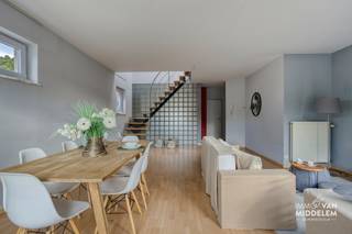 <strong>Immo Van Middelem verkoopt dit instapklare en zeer goed onderhouden duplexappartement (bouwjaar 2001), rustig gelegen aan de rand van Erembodegem. Het appartement heeft een bewoonbare oppervlakte van ca. 137 m² en beschikt over 3 slaapkamers, een aangenaam terras, een garage en een praktische berging.</strong><br /><br />De indeling is als volgt (1e VERDIEPING):<br />- inkomhal met vestiaire, woonkamer, keuken, berging, WC.<br />- DUPLEX-verdieping: nachthal, WC, 3 slaapkamers, badkamer (douche en ligbad).<br />- Losstaande garage<br />- Losstaande berging<br /><br />LAGE gemeenschappelijke lasten: ± 81€/maand (onderhoud haag + gebouw).<br />Individuele tellers. Condenserende ketel op gas.<br />GUNSTIG EPC: 158 kWh/m².jaar (UC: 0003912821).<br />Vrij bij akte.